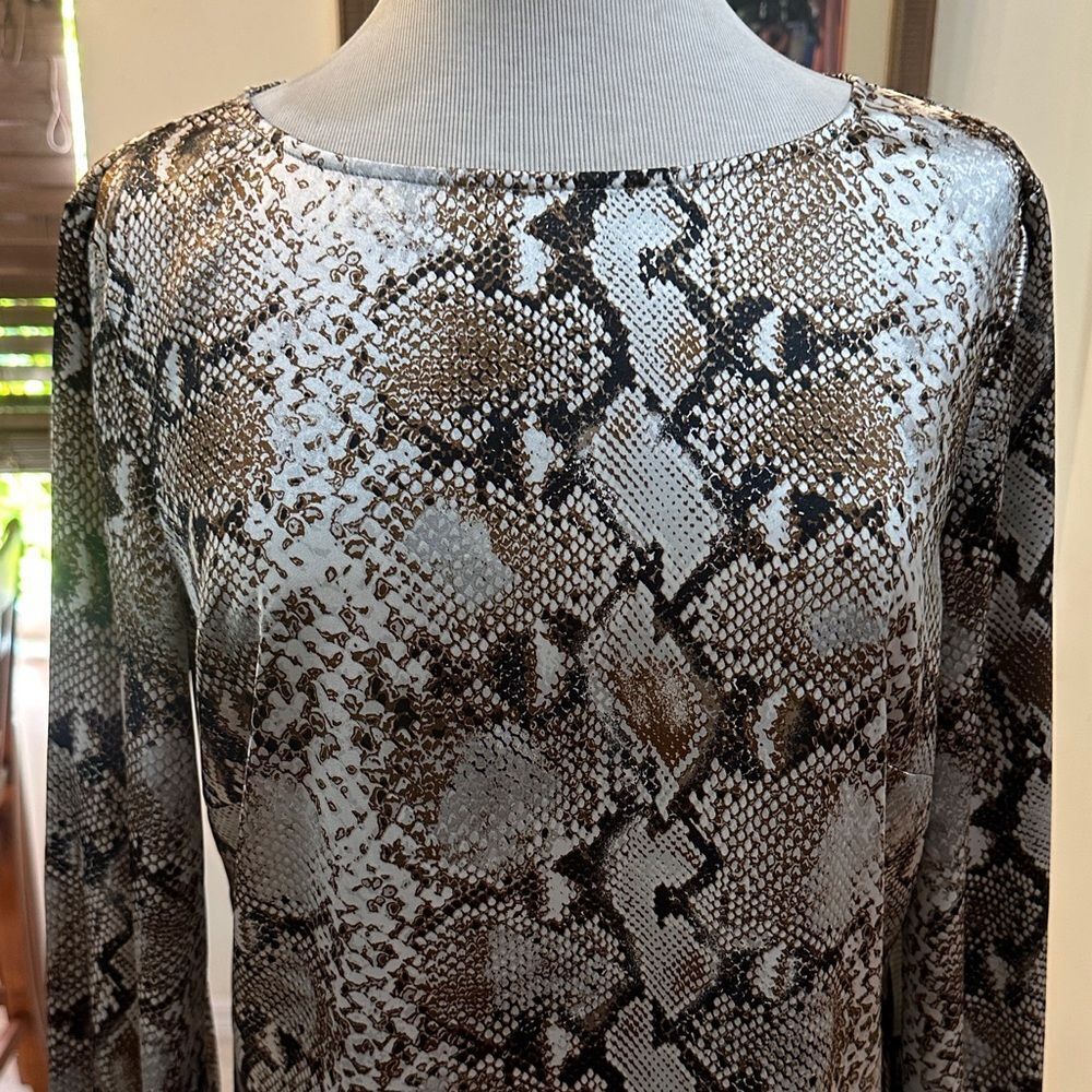Chico’s Silver/Bronze Snake Print Sateen Long Sleeve Tunic Size 1-Medium - Picture 2 of 14